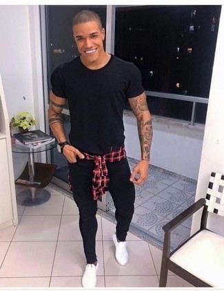 С чем носить бело-черные слипоны мужчине