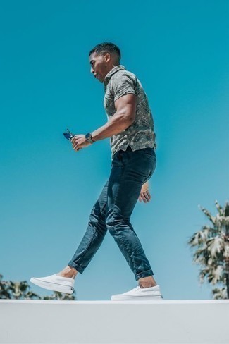 С чем носить бело-черные слипоны мужчине