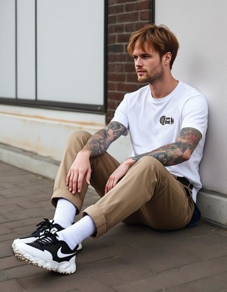 С чем носить бело-черные носки мужчине