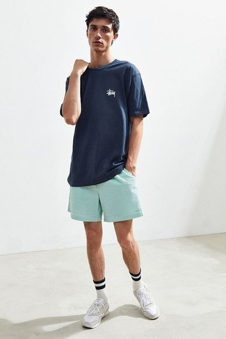 С чем носить бело-черные носки мужчине