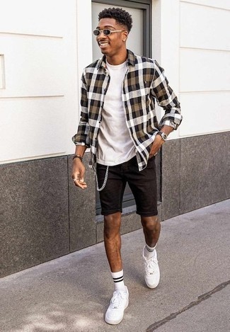 С чем носить бело-черные носки мужчине