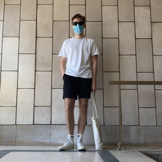 С чем носить бело-черные носки мужчине