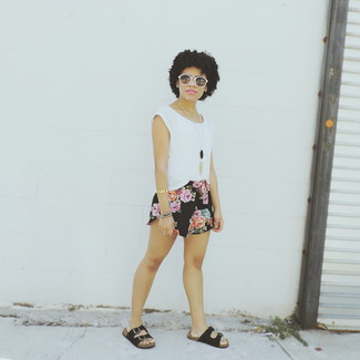 С чем носить бело-черные солнцезащитные очки женщине