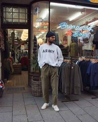 Какие брюки карго носить с бело-черным свитшотем