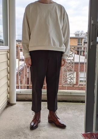 Какие брюки чинос носить с бело-черным свитшотем