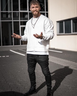 Какие брюки чинос носить с бело-черным свитшотем