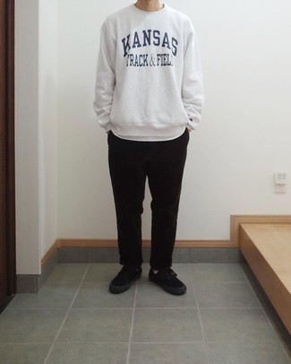 С чем носить бело-черный свитшот мужчине