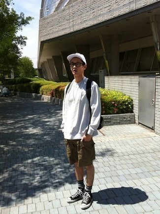 Какие шорты носить с бело-черным свитшотем мужчине