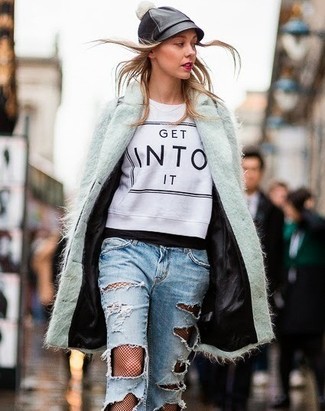 Какие майки носить с бело-черным свитшотем женщине