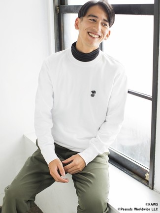 Какие водолазки носить с бело-черным свитшотем мужчине