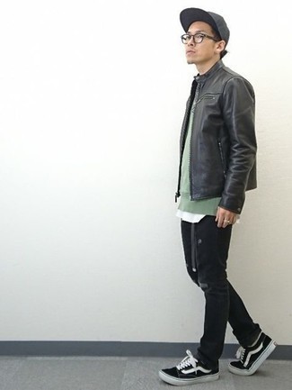 Какие бомберы носить с бело-черной майкой мужчине