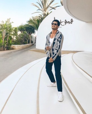 Какие брюки карго носить с бело-черной майкой