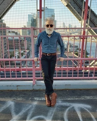 Какие джинсы носить с бело-черной майкой мужчине