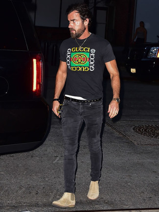 Какие джинсы носить с бело-черной майкой мужчине