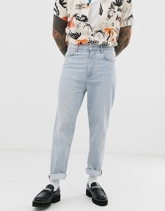 Какие джинсы носить с бело-черной майкой мужчине