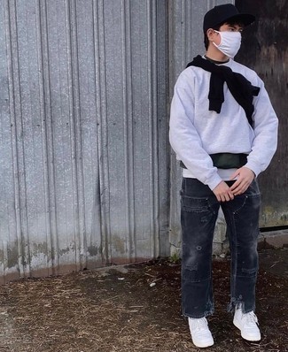 Какие джинсы носить с бело-черной майкой мужчине