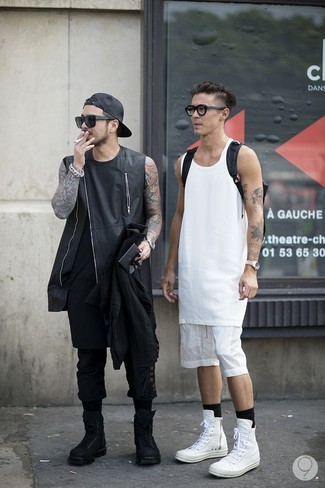 Какие шорты носить с бело-черной майкой мужчине