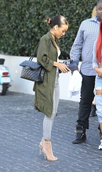 Какие плащи носить с бело-черной майкой женщине