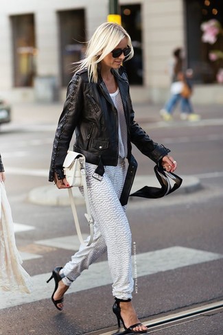 С чем носить бело-черные брюки-галифе женщине