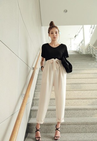 С чем носить бело-черные брюки-галифе женщине