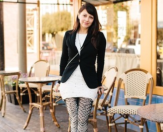 Какие леггинсы носить с бело-черной туникой