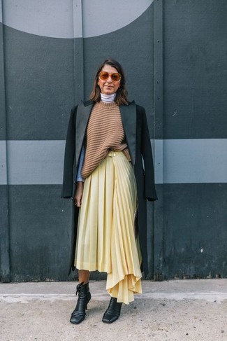 Как носить бело-черную водолазку с черным пальто женщине