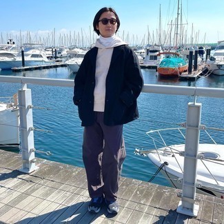 Какие джинсы носить с бело-черной водолазкой мужчине