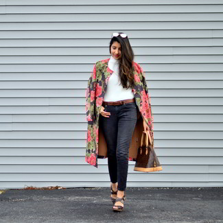 Какие джинсы носить с бело-черной водолазкой женщине