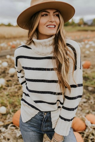 Какие джинсы носить с бело-черной водолазкой женщине