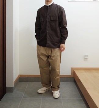 Какие низкие кеды носить с бело-черной водолазкой мужчине