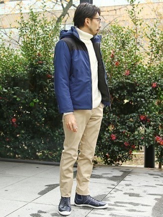 Какие ветровки носить с бело-черной водолазкой мужчине