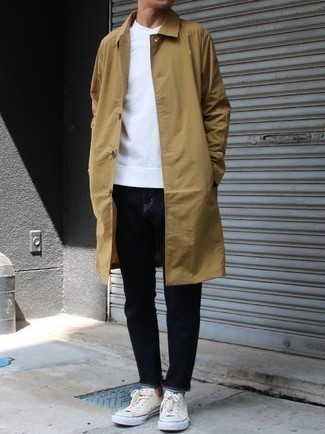 Какие джинсы носить с бело-черным свитером с v-образным вырезом мужчине