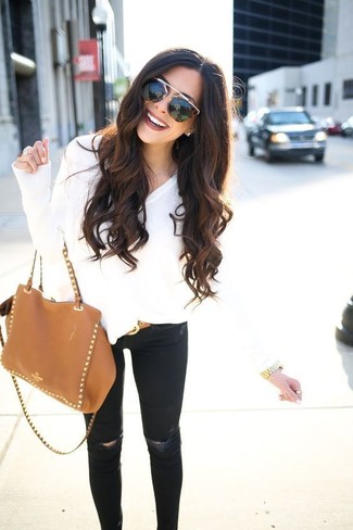 С чем носить бело-черный свитер с v-образным вырезом женщине