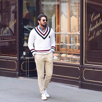 С чем носить бело-черный свитер с v-образным вырезом мужчине