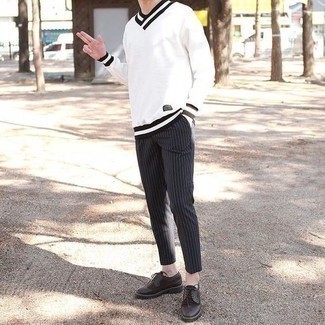 С чем носить бело-черный свитер с v-образным вырезом мужчине
