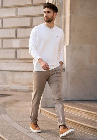 С чем носить бело-черный свитер с v-образным вырезом мужчине