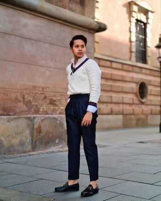 С чем носить бело-черный свитер с v-образным вырезом мужчине