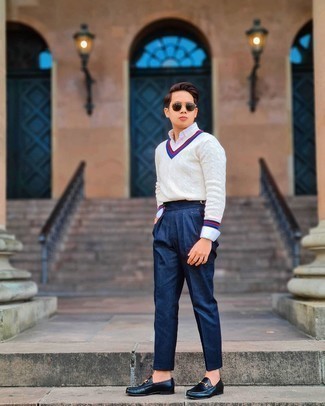 С чем носить бело-черный свитер с v-образным вырезом мужчине