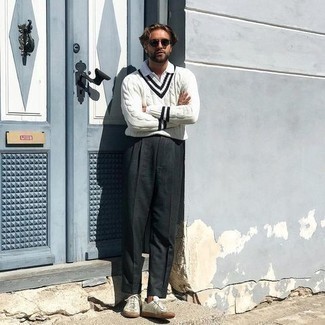 С чем носить бело-черный свитер с v-образным вырезом мужчине