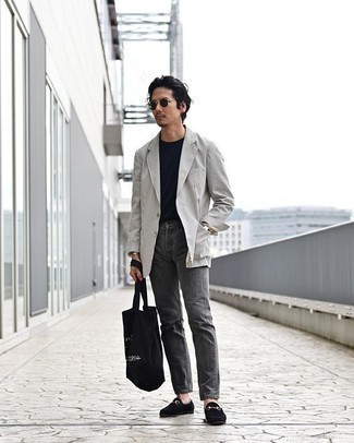 Как носить бело-черный пиджак в вертикальную полоску с серыми джинсами мужчине