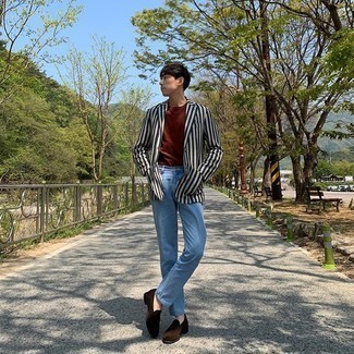 Как носить бело-черный пиджак в вертикальную полоску с голубыми джинсами мужчине