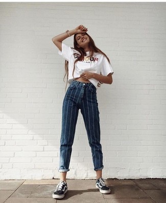 С чем носить бело-черные джинсы в вертикальную полоску женщине