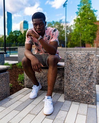 С чем носить бело-черные шорты в вертикальную полоску мужчине