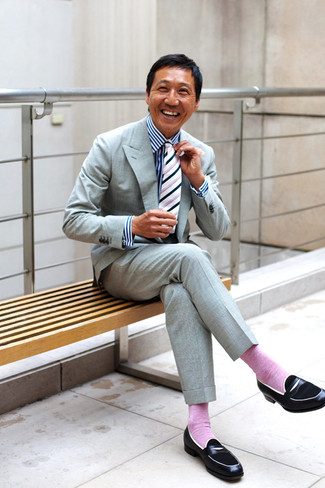 С чем носить бело-черный галстук в вертикальную полоску мужчине