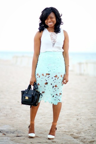 С чем носить бело-черные босоножек на танкетке