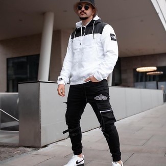 С чем носить бело-черную ветровку мужчине