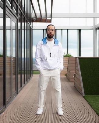 Какие низкие кеды носить с бело-черной ветровкой мужчине