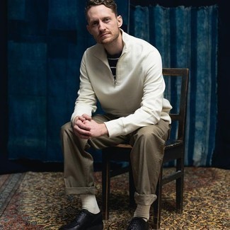 С чем носить бело-черный свитер с воротником на молнии мужчине