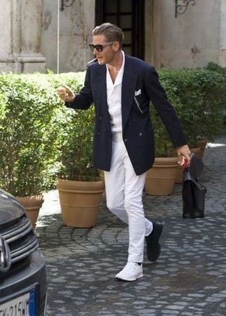 Какие пиджаки носить с бело-синими кроссовками мужчине