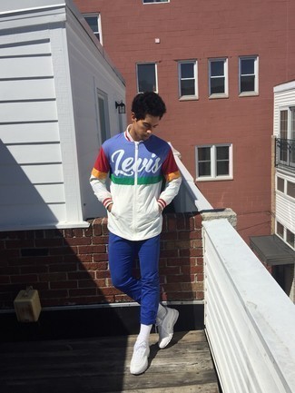 Какие бомберы носить с бело-синими кроссовками мужчине